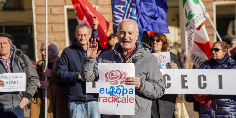 Decine di persone al presidio davanti alla prefettura