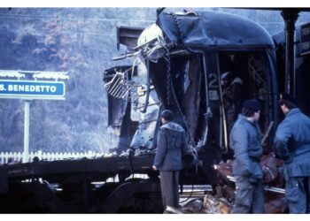 Ferrovieri in galleria coi vigili del fuoco per i primi soccorsi