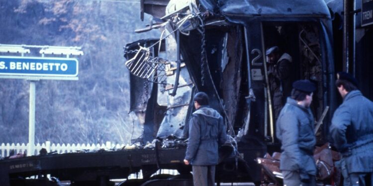 Ferrovieri in galleria coi vigili del fuoco per i primi soccorsi