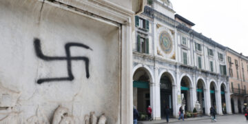 Simboli nazisti a Brescia a 5 giorni dal corteo delle polemiche