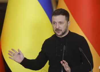 Zelensky: 'Stanno consegnando il Paese a Putin'