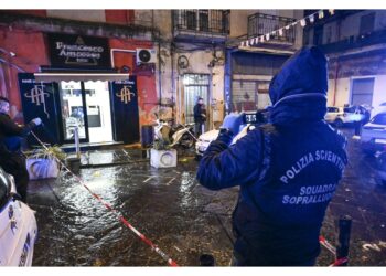 Colpi d'arma da fuoco vicino a un barbiere. Indaga la polizia