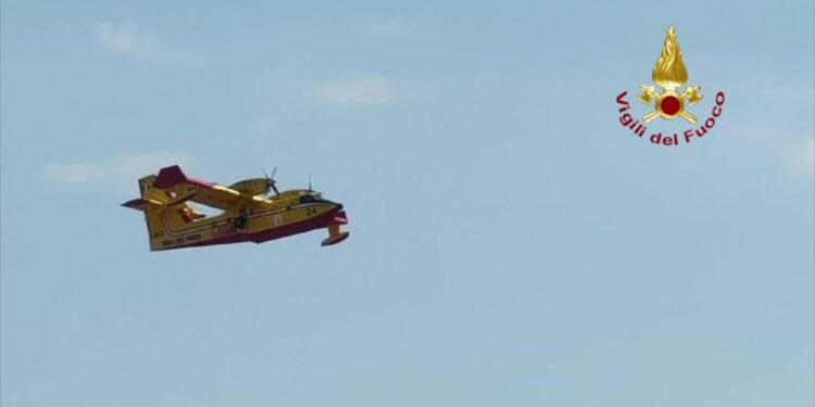 Evacuate due abitazioni in via precauzionale. All'opera Canadair