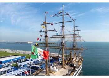 L'omaggio della nave scuola ormeggiata al porto di Doha