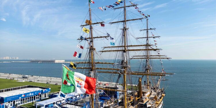 L'omaggio della nave scuola ormeggiata al porto di Doha