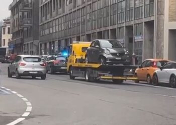 L'auto portata via con il carro attrezzi