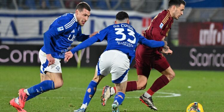 Una fase di Como-Roma, vinta dai lariani per 2-0 (foto Roberto Colombo)