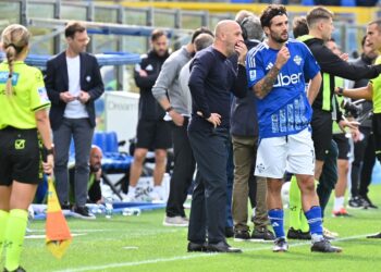 Sulla destra, l'arbitro Marco Piccinini durante Como-Bologna (foto Roberto Colombo)