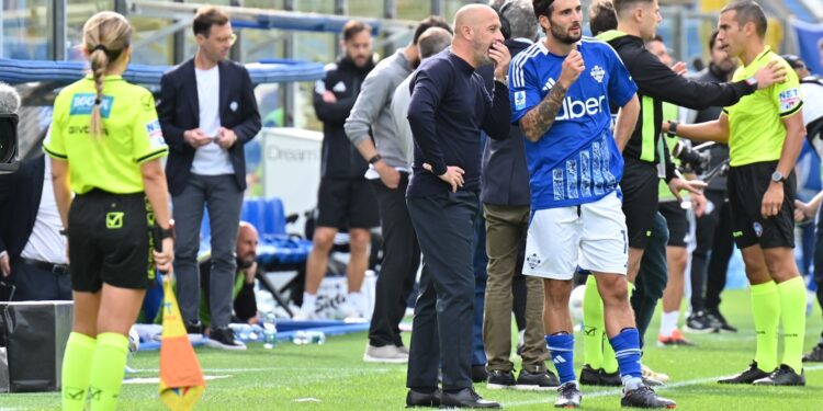 Sulla destra, l'arbitro Marco Piccinini durante Como-Bologna (foto Roberto Colombo)