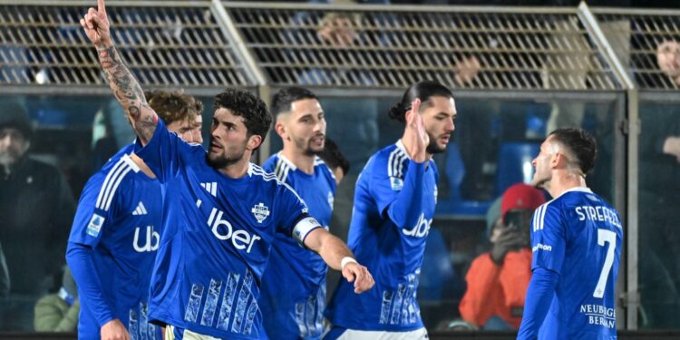 L'esultanza dei lariani dopo la rete del 2-0 di Patrick Cutrone (foto Roberto Colombo)