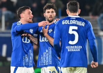 Gabrielloni, Cutrone e Goldaniga dopo la rete dell'1-0 contro la Roma (foto Roberto Colombo)