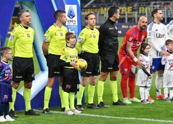 Arbitri e squadre prima del fischio d'inizio (foto Roberto Colombo)