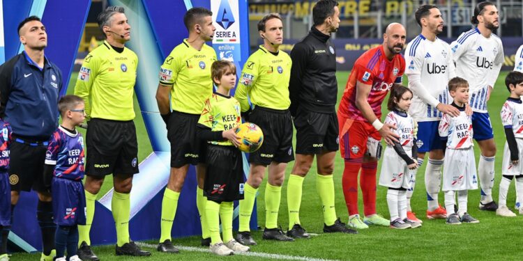 Arbitri e squadre prima del fischio d'inizio (foto Roberto Colombo)