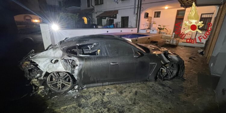 auto in fiamme Cadorago