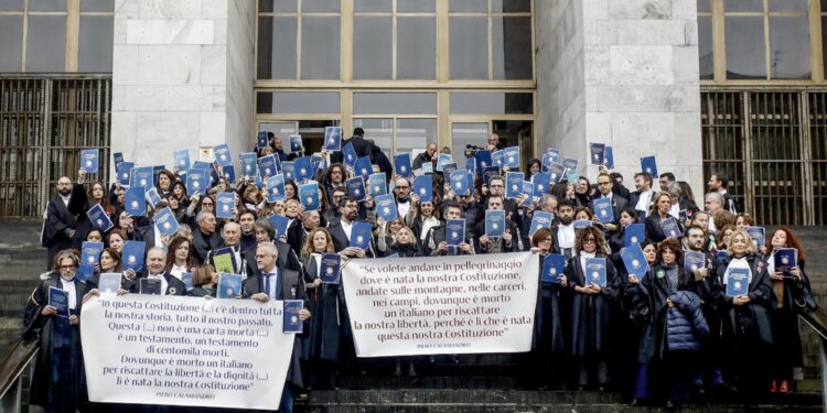 Durante la cerimonia i magistrati hanno lasciato l'aula