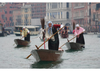 Classica regata 6 gennaio con equipaggi mascherati da vecchina