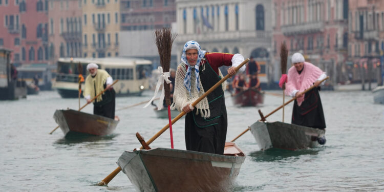 Classica regata 6 gennaio con equipaggi mascherati da vecchina