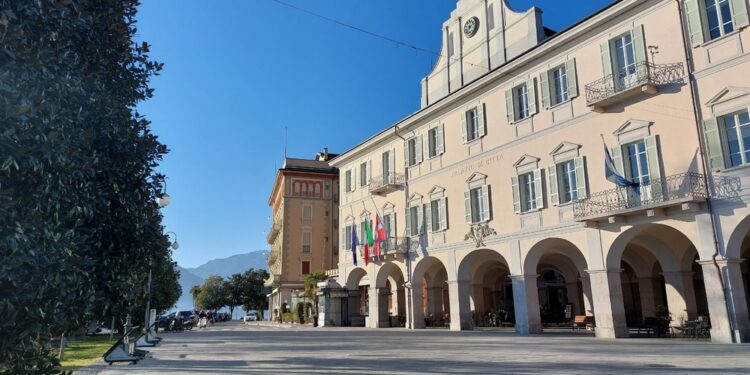 In centinaia alle funzioni funebri