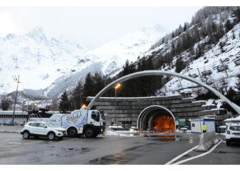 Traffico sospeso per alcuni minuti nella galleria