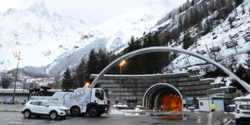 Traffico sospeso per alcuni minuti nella galleria