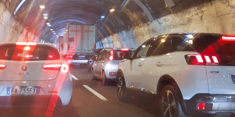 File e rallentamenti anche in A12