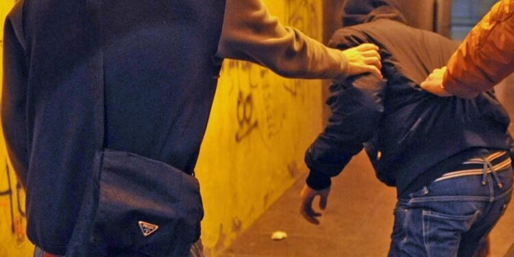 Gli indagati hanno tra 14 e 17 anni. "Prevaricatori violenti"