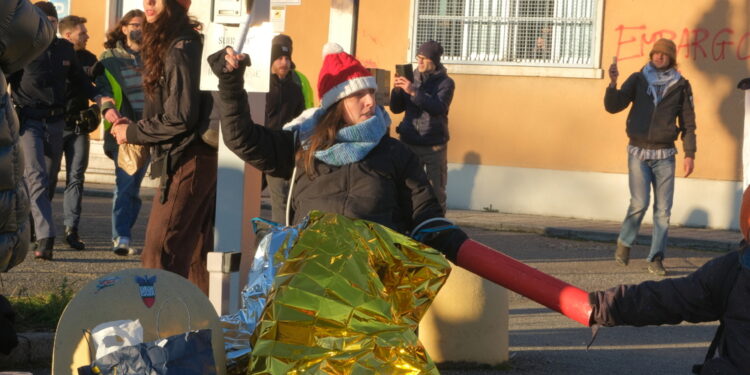 Presidio di protesta all'ingresso