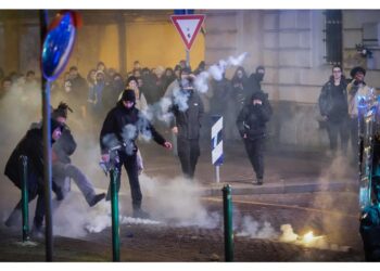 Lacrimogeni per disperdere manifestanti