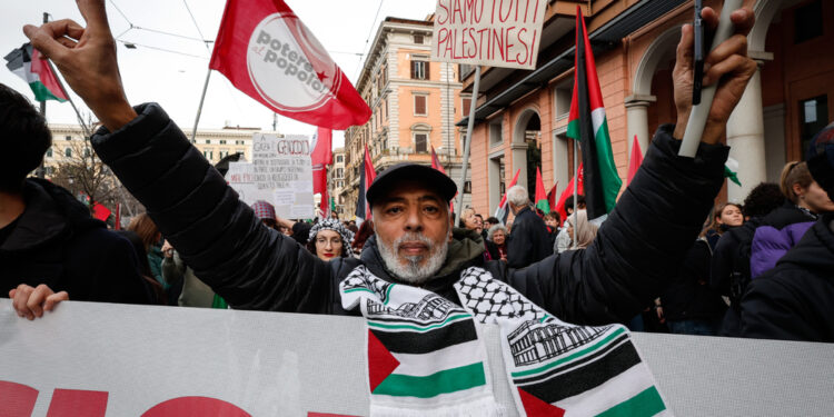 'Tutti antifascisti e antisionisti'. Anche cori contro governo