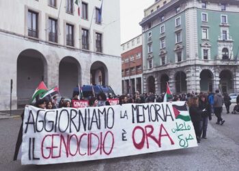 Corteo di circa 300 persone è sfilato per le strade del centro