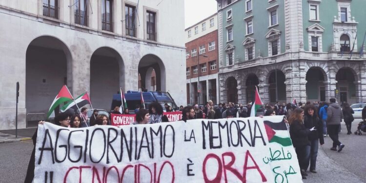 Corteo di circa 300 persone è sfilato per le strade del centro