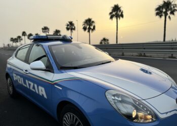 Madre senza patente torna indietro e trova la bimba con polizia