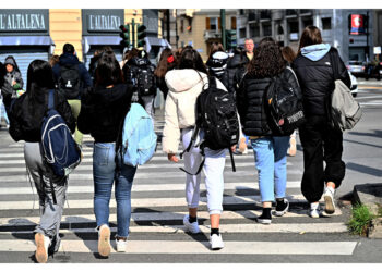 Gli allievi hanno tappezzato i corridoi con pensieri per la prof