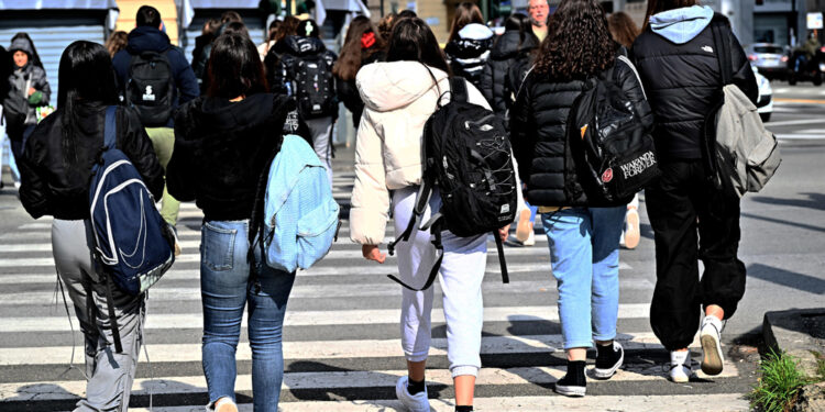 Gli allievi hanno tappezzato i corridoi con pensieri per la prof