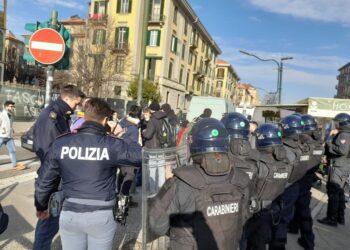 'Hanno aggredito i militanti e tentato di rubare materiali'