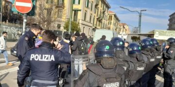 'Hanno aggredito i militanti e tentato di rubare materiali'