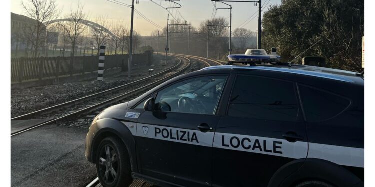 Intervento vigili poco prima del passaggio di un convoglio