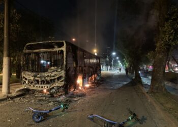 Nella capitale dello stato sono stati incendiati i bus pubblici