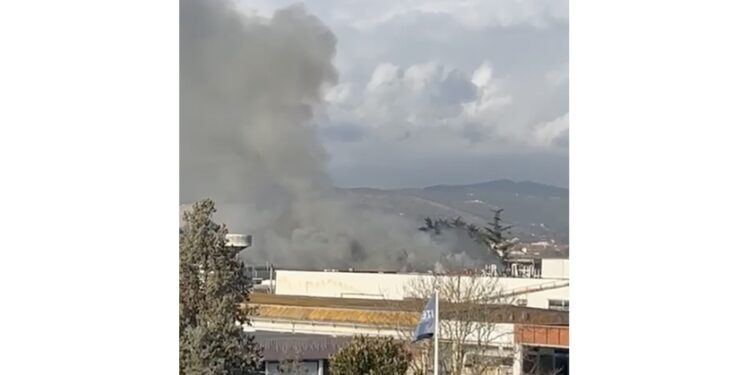 Colonna di fumo nella zona industriale di Frosinone