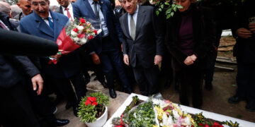 Omaggi e fiori alla celebrazione per l'anniversario della morte