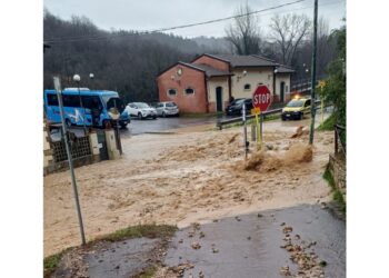 Fosso esonda e invade di detriti la carreggiata vicino a Vaglia