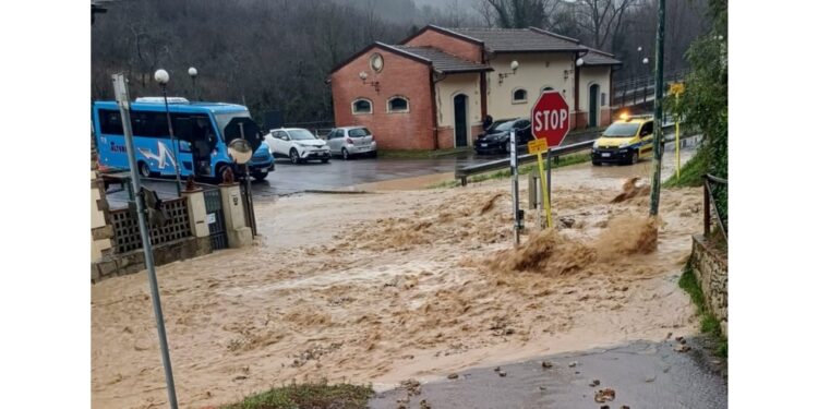 Fosso esonda e invade di detriti la carreggiata vicino a Vaglia