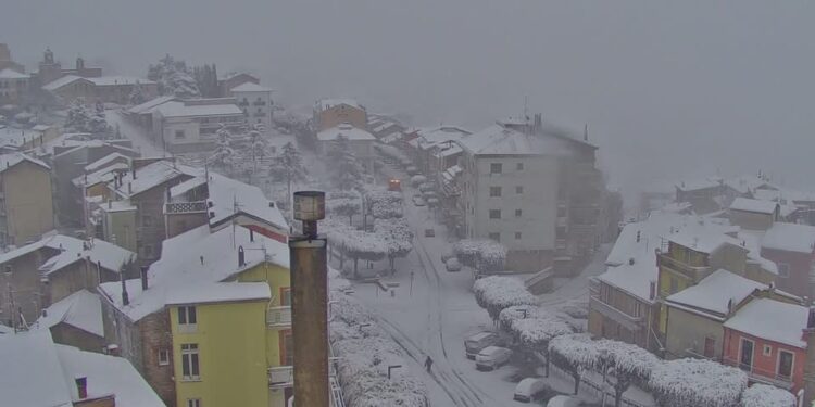 Auto bloccate dalla neve. In azione spazzaneve e spargisale