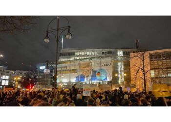 Le proteste dopo il voto di ieri al Bundestag sull'immigrazione