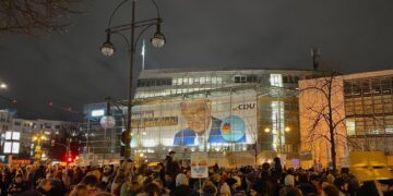 Le proteste dopo il voto di ieri al Bundestag sull'immigrazione