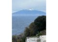 Dalla piazzetta dell'isola l'immagine del vulcano imbiancato