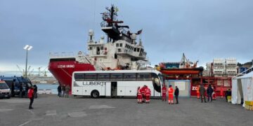 Sbarco 111 persone. 55 restano nelle Marche