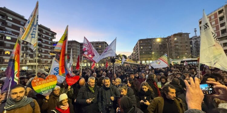 Sui manifesti: 'Noi lo gridiamo con il cuore. Diritti subito'