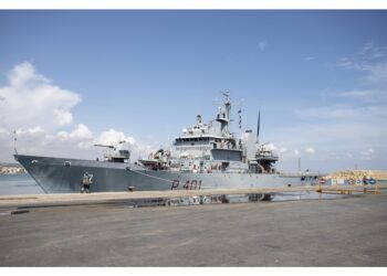 La nave della Marina continua a stazionare a sud di Lampedusa