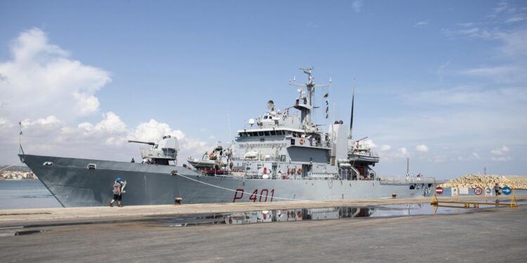 La nave della Marina continua a stazionare a sud di Lampedusa